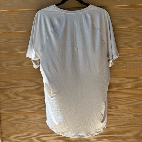 Vuori Short Sleeve Precept Tech Tee in Sky Grey Size Large - Picture 5 of 8